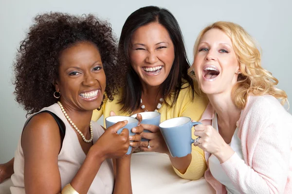 Kahve içer ve konuşmaya arkadaşlar farklı grup.