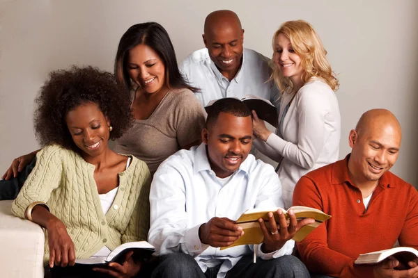 Mångskiftande grupp av vänner läsa. — Stockfoto