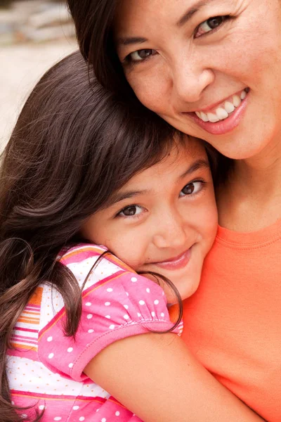 Amante mãe e filha asiática sorrindo . — Fotografia de Stock