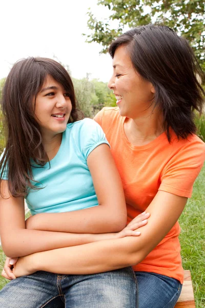 Liefdevolle Aziatische moeder en dochter glimlachen. — Stockfoto