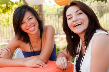 Gülüyor ve dışarı asılı arkadaşlar.