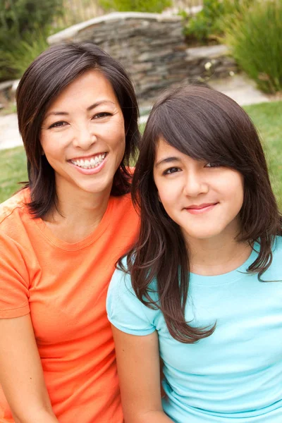 Aimant asiatique mère et fille souriant . — Photo