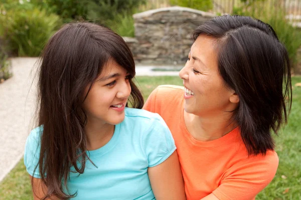 Liefdevolle Aziatische moeder en dochter glimlachen. — Stockfoto