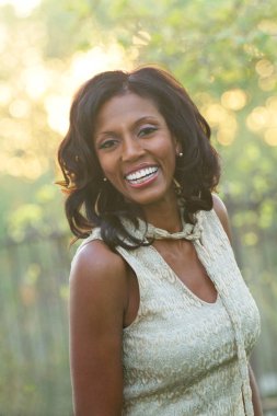 Güzel olgun Afrikalı-Amerikalı kadın