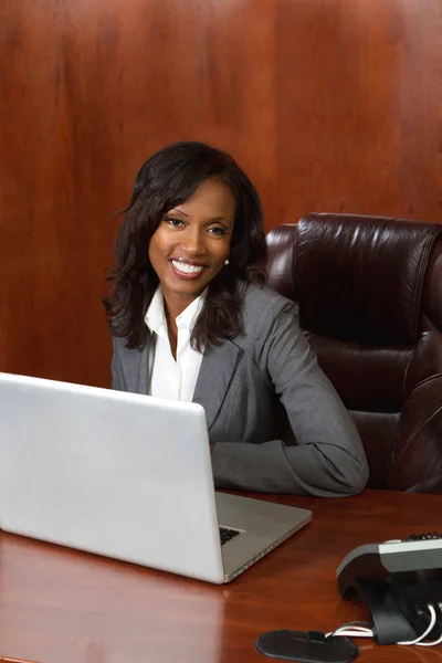 Mujer de negocios afroamericana. — Foto de Stock