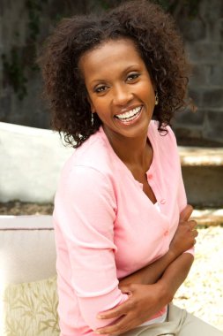 Gülümseyen güzel kadın.