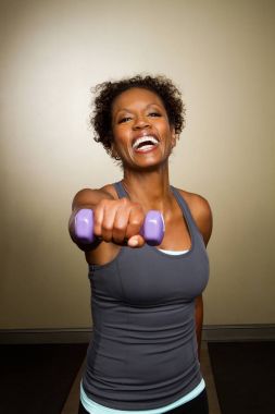 Afrikalı-Amerikalı kadın ağırlık kaldırma egzersizleri.