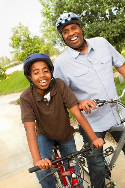 Otec a syn na kolech. — Stock fotografie