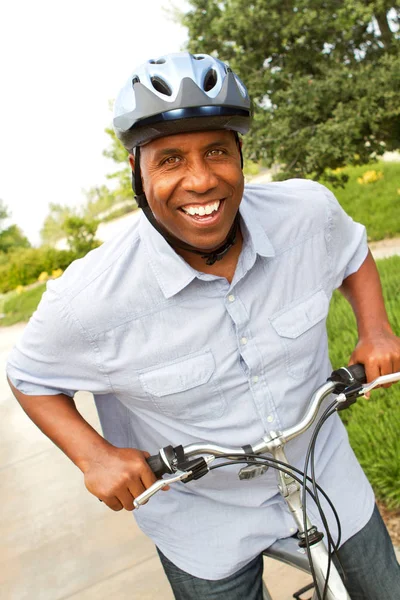Americký muž, jízda na kole. — Stock fotografie