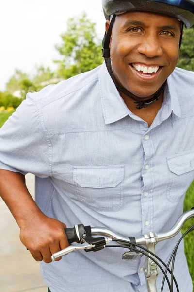 Americký muž, jízda na kole. — Stock fotografie