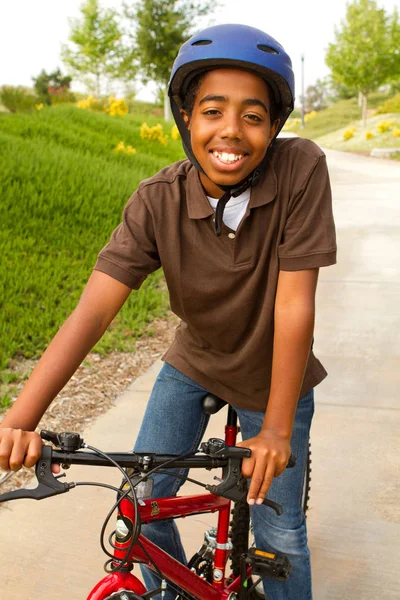 Šťastný chlapec, jízda na kole. — Stock fotografie