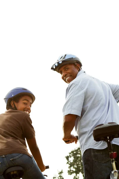 Otec a syn na kolech. — Stock fotografie