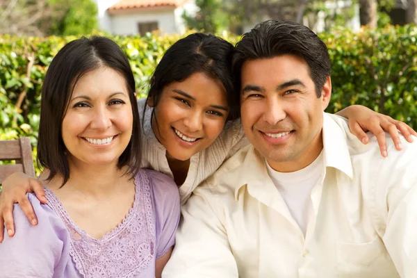 Spaanse familie met een tiener dochter. — Stockfoto