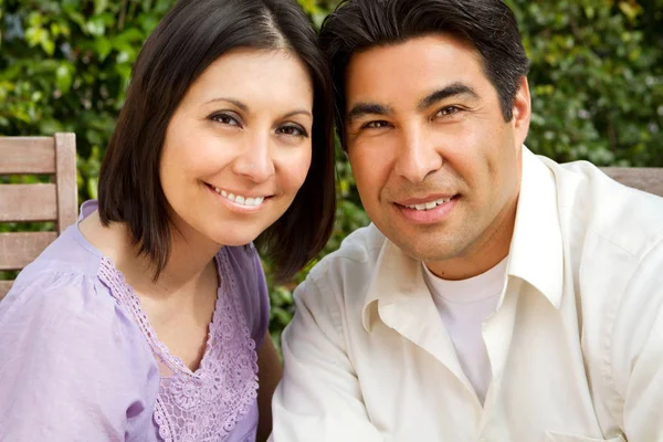 Feliz pareja hispana. — Foto de Stock