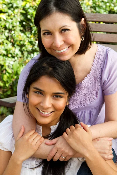 Spaanse moeder en dochter. — Stockfoto
