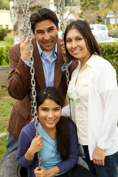 Spaanse familie met een tiener dochter. — Stockfoto