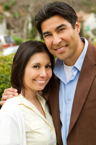 Lyckliga latinamerikanska par. — Stockfoto