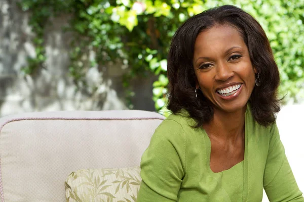 Gülümseyen güzel kadın.