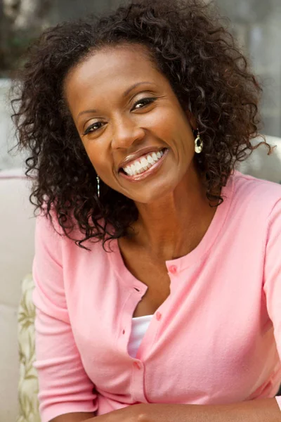 Gülümseyen güzel kadın.