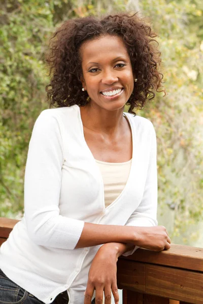 Gülümseyen güzel kadın.