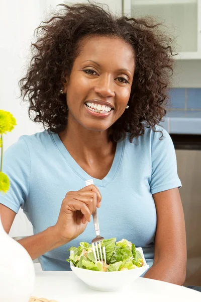 Femme afro-américaine souriante . — Photo