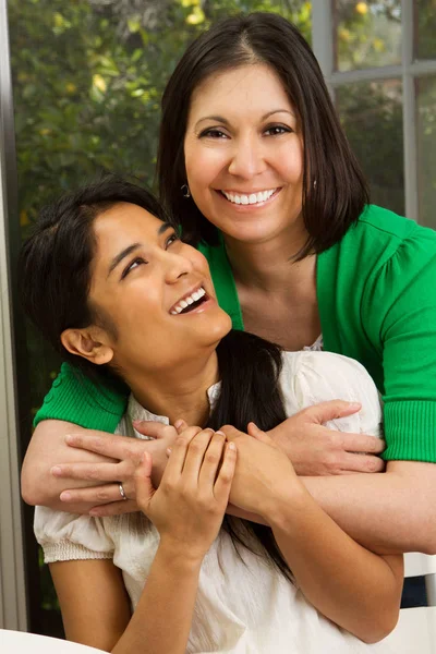 Mãe e filha hispânica . — Fotografia de Stock