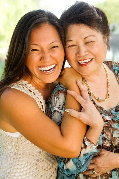 Aziatische moeder en haar volwassen dochter. — Stockfoto