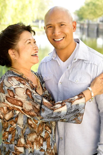 Asiatische Mutter und ihr erwachsener Sohn. — Stockfoto
