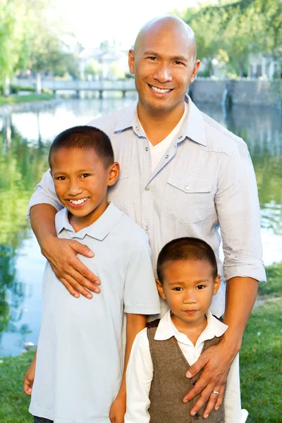 Père asiatique et ses fils . — Photo