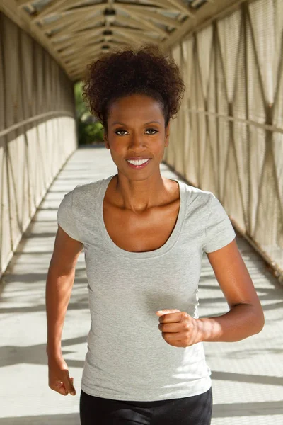 Afrikalı-Amerikalı kadın egzersiz.