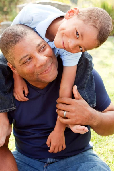 Afro-Amerikan baba ve oğlu.