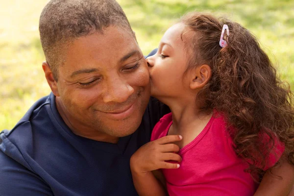 Afro-americano pai e sua filha . — Fotografia de Stock