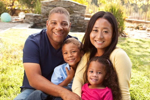 Mère de race mixte et ses enfants . — Photo