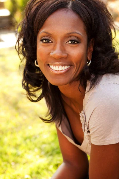 Güzel olgun Afrikalı-Amerikalı kadın