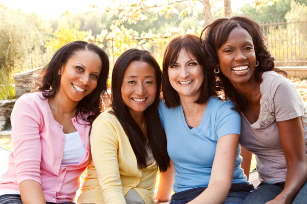 Grupo diverso de mulheres conversando e rindo . — Fotografia de Stock
