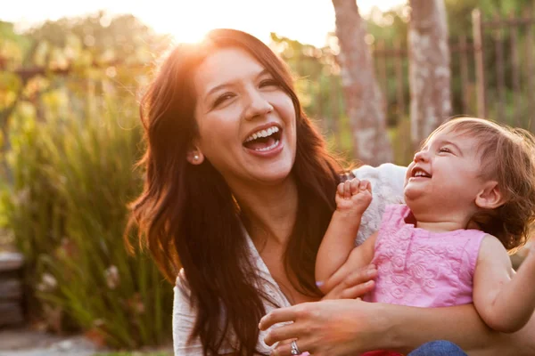 Hispanische Mutter und Tochter. — Stockfoto