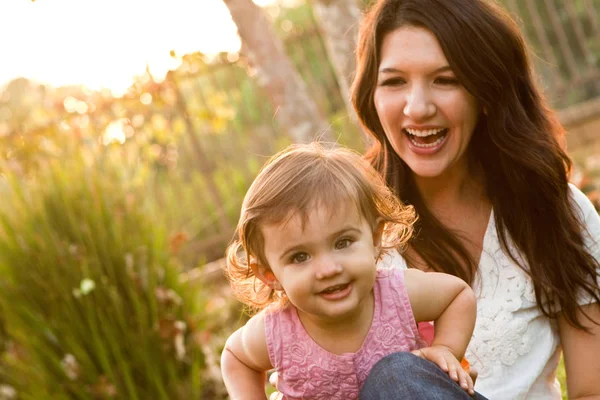 Hispanische Mutter und Tochter. — Stockfoto