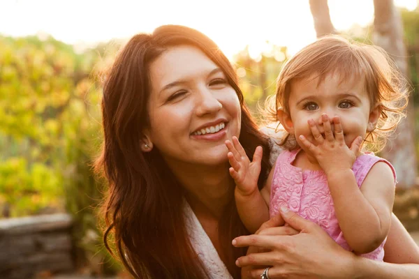 İspanyol anne ve kızı.