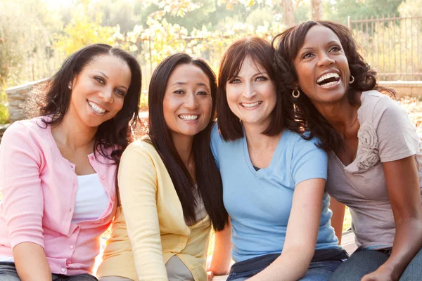 A nők sokszínű csoportja beszél és nevet. — Stock Fotó