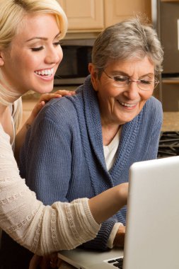 Büyükannesi bilgisayarda yardım torunu.