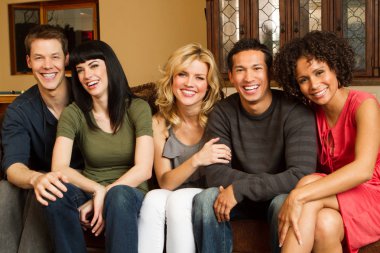 Konuşan ve gülen arkadaşlarından farklı grup.