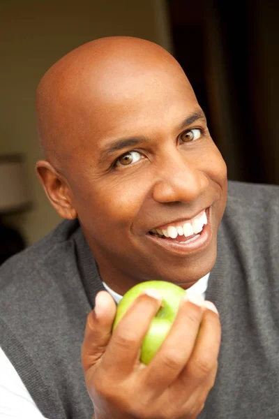 Hombre maduro sosteniendo una manzana . —  Fotos de Stock