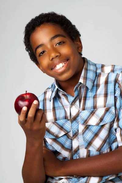 Ung grabb äta ett äpple. — Stockfoto