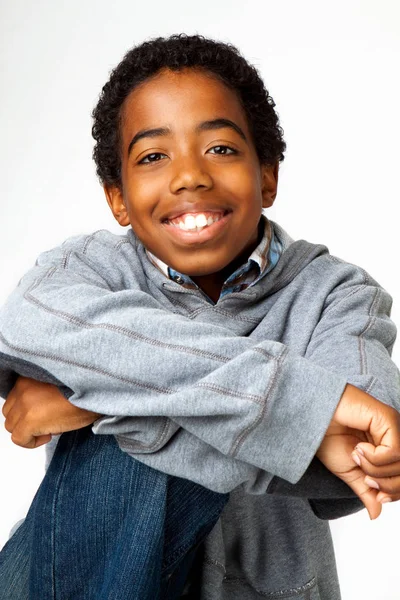 Niño joven afroamericano sonriendo . — Foto de Stock