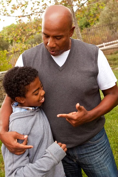 Afrikalı-Amerikalı babası oğlu ebeveynlik.