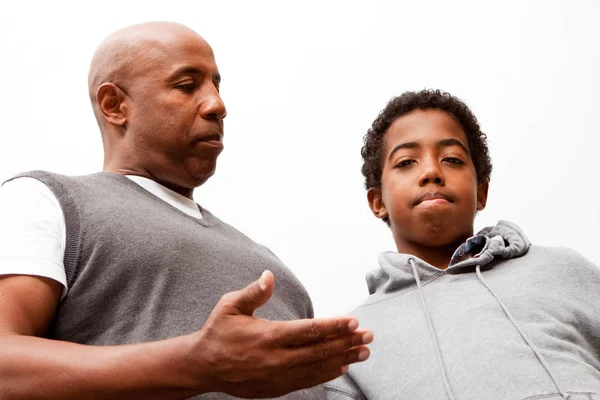 Afrikanisch-amerikanischer Vater bei der Erziehung seines Sohnes. — Stockfoto