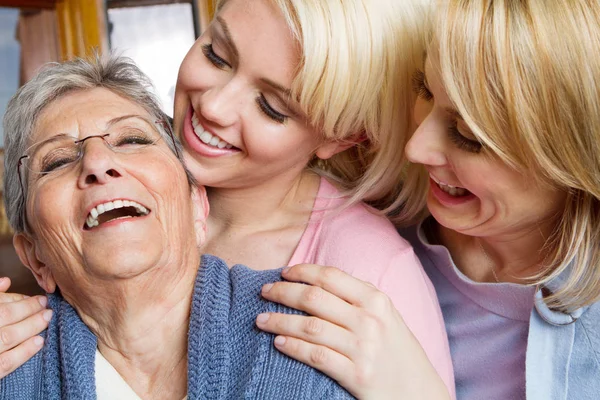 Famiglia di tre generazioni di donne . — Foto Stock