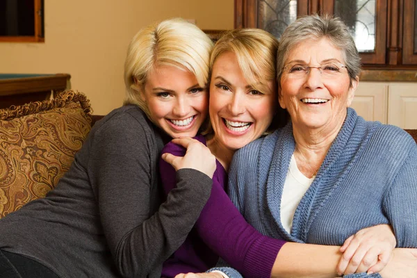 Familie van drie generatie vrouwen. — Stockfoto