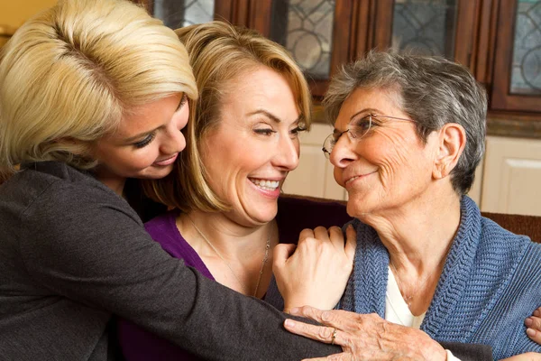 Familie van drie generatie vrouwen. — Stockfoto