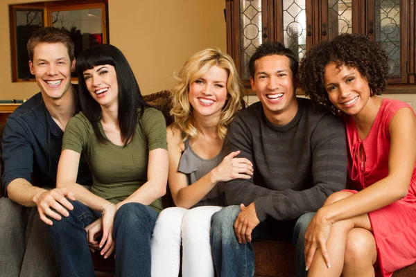 Konuşan ve gülen arkadaşlarından farklı grup.